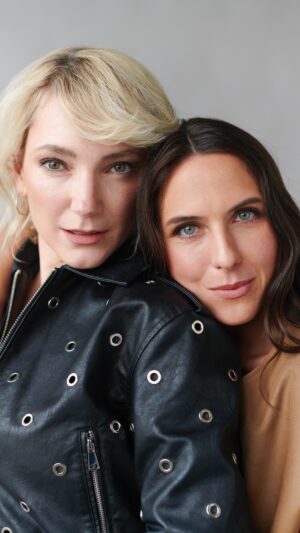 Alexandra Borbély Instagram - Indul az ELLE THISISUS podcast Borbély Alexandrával és Eke Angélával! ✨
 
Két nő, akik nem csak barátok, de szomszédok, pályatársak, cinkosok, sokszor egymás kritikusai is. A THISISUS podcast Eke Angéla és Borbély Alexandra különleges barátságának lenyomata. A két színésznő együtt kezdte pályáját a Nemzeti Színházban, ami alapjaiban határozta meg a színészethez való hozzáállásukat, hitvallásukat. Kapcsolatukat sokszor próbára tette már a távolság, de a véletlennek köszönhetően végül mindig visszataláltak egymáshoz. Az ELLE THISISUS podcastjében azokról a témákról fognak beszélgetni, amelyekről a mindennapok során egyébként is gyakran szót ejtenek.
 
Az első adást már meg is hallgathatod, amelyben Borbély Alexandra és Eke Angéla ezúttal az intuíció kérdéskörét boncolgatják.

Az ELLE THISISUS podcast elérhető az ELLE Youtube és Spotify oldalán, valamint az elle.hu/elle-lab/healing oldalon. Link a bioban! 🤍

Videó: Radván Lilla @lillaradvanvisual 
Smink: Nógrádi Barbi @nogradibarbi_makeup 
Haj: Radván Simon @simon_radvan 
Stylist: Csík Melinda @cs.melinda