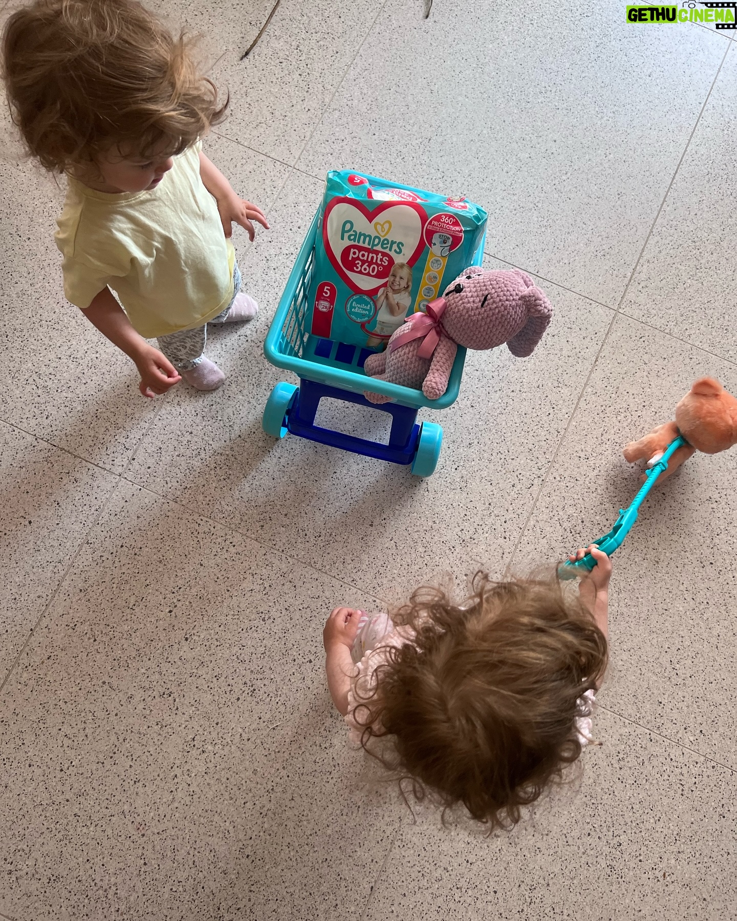Alexandra Borbély - 3 Likes - #reklám | sétájni visszük a nyuszit, a cicust, és veszünk pejust is a bojtban, mert azt hallottuk , hogy a #pampersbugyipelus most megújult, a külső csomagolás is, és új figurák kerültek rá, de mindenekelőtt anya kicseréli a pelenkát, friss, tisztára, csak gyorsan széttépi kétoldalt, és felhúzza az újat, pont, mint egy bugyikát, és kész, indulhatunk #pampersbugyipelus #pampers #pampersants #megújultcsomagolás #szupernedvszívómag #könnyenfelhúzható @pampers_magyarország