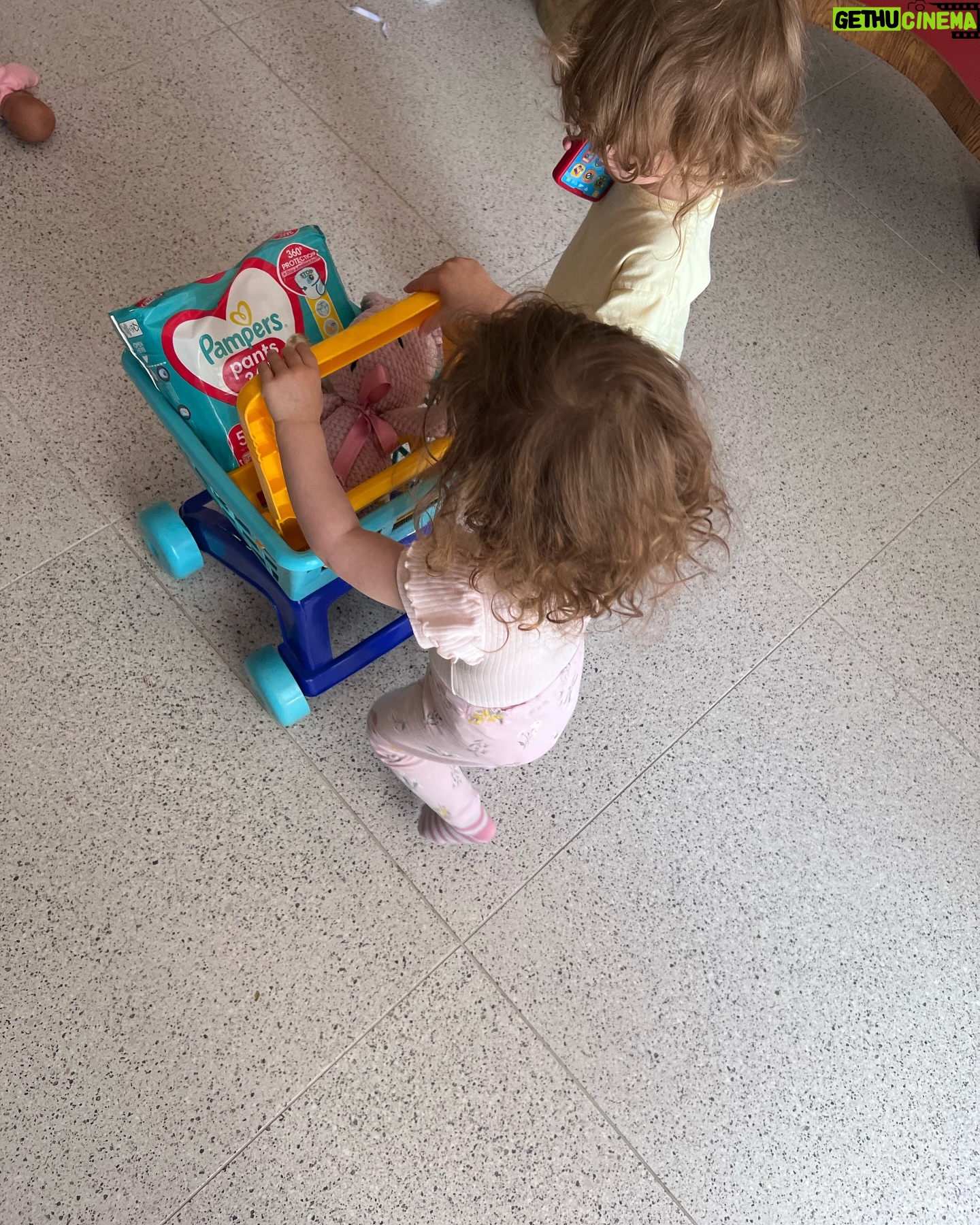 Alexandra Borbély - 3 Likes - #reklám | sétájni visszük a nyuszit, a cicust, és veszünk pejust is a bojtban, mert azt hallottuk , hogy a #pampersbugyipelus most megújult, a külső csomagolás is, és új figurák kerültek rá, de mindenekelőtt anya kicseréli a pelenkát, friss, tisztára, csak gyorsan széttépi kétoldalt, és felhúzza az újat, pont, mint egy bugyikát, és kész, indulhatunk #pampersbugyipelus #pampers #pampersants #megújultcsomagolás #szupernedvszívómag #könnyenfelhúzható @pampers_magyarország
