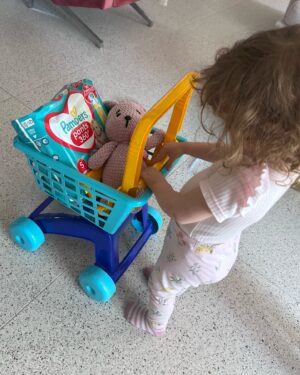 Alexandra Borbély Instagram - #reklám | sétájni visszük a nyuszit, a cicust, és veszünk pejust is a bojtban, mert azt hallottuk , hogy a #pampersbugyipelus most megújult, a külső csomagolás is, és új figurák kerültek rá, de mindenekelőtt anya kicseréli a pelenkát, friss, tisztára, csak gyorsan széttépi kétoldalt, és felhúzza az újat, pont, mint egy bugyikát, és kész, indulhatunk #pampersbugyipelus #pampers #pampersants #megújultcsomagolás #szupernedvszívómag #könnyenfelhúzható @pampers_magyarország