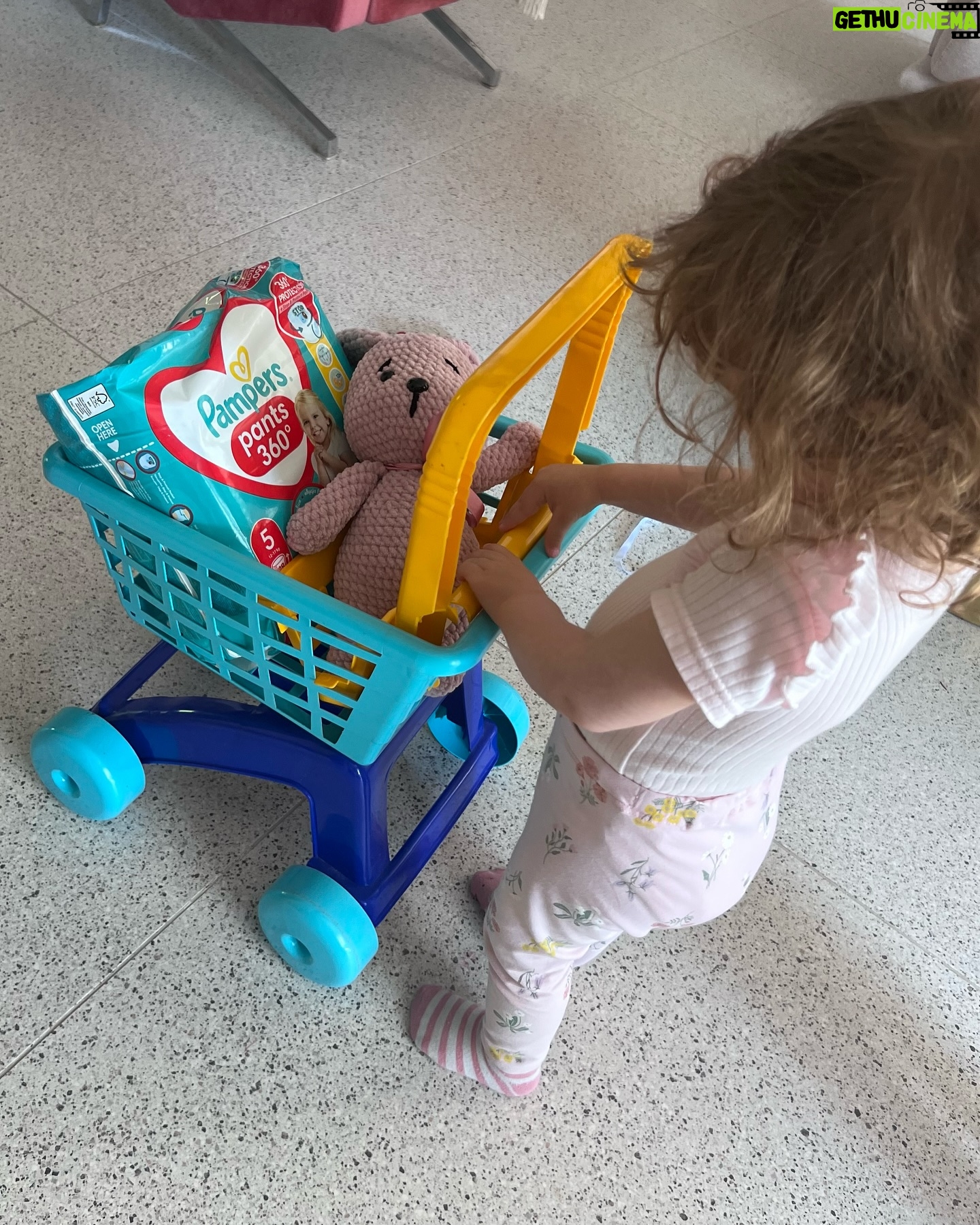 Alexandra Borbély - 3 Likes - #reklám | sétájni visszük a nyuszit, a cicust, és veszünk pejust is a bojtban, mert azt hallottuk , hogy a #pampersbugyipelus most megújult, a külső csomagolás is, és új figurák kerültek rá, de mindenekelőtt anya kicseréli a pelenkát, friss, tisztára, csak gyorsan széttépi kétoldalt, és felhúzza az újat, pont, mint egy bugyikát, és kész, indulhatunk #pampersbugyipelus #pampers #pampersants #megújultcsomagolás #szupernedvszívómag #könnyenfelhúzható @pampers_magyarország