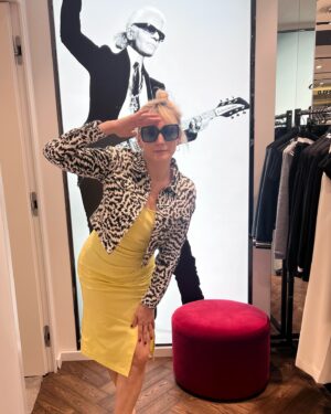 Alexandra Borbély Instagram - #reklám 

Jelentem, Karl áldásával, én készen állok a nyárra!⛱️🍹☀️

@vermont_hu @inspiredbyvermont #karllagerfeld