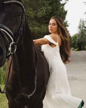 Alexandra Cosentino Instagram - Un drop de douceur 🪽

Grateful pour cette vie à venir…Grateful pour le processus qui l’entoure aussi.

#lagoodlifecouple te dévoile soon la designer officielle 🫶🏽 du projet Ranch Resort - Sport & Spa , Bahamas 🐴

Cette semaine sur @lagoodlifecouple 

En attendant j’en profite pour souligner le talent immense de @arilariviere 🖤