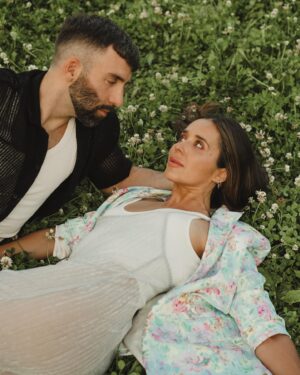 Alexandra Cosentino Instagram - 4 ans 🖤
Je me souviens encore du moment où je décide de te Dm : “Hey Mayer, I like your style.” 

Puis du fameux 🖤 11 juillet 2019 🖤

Le Clandestino, ta main sur ma cuisse. Je me souviens exactement de ce que je portais & de tes jeans troués.

J’avais oublié où j’avais stationné mon auto tellement tu me faisais de l’effet…

Juste notre connection instantanée comme dans les films. Comme ce que j’avais tant visualisé, toute petite, toute ma vie!

Le plus beau voyage commence maintenant mon amour 🐴🌼🤠🖤

To the next journey, to the next project, to the moon and back, je t’aime.