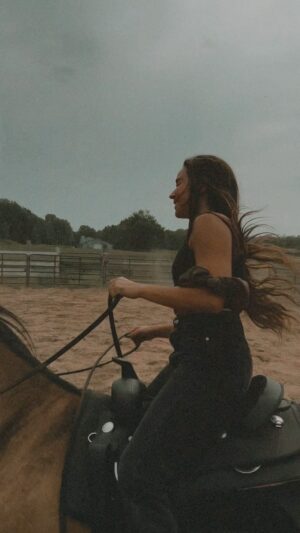Alexandra Cosentino Instagram - I want to be a cowboy. #realtalk💯 
Mes wins du jour sur #pitou 🐴
Un peu d’acro-pitou-yoga … 🤸🏽‍♀️
  le premier « au galop » 🏇🏽 
🥹La première fois que je vis cette sensation! #amen 

#gratefulmindset #horseriders #yogagirlchallenge