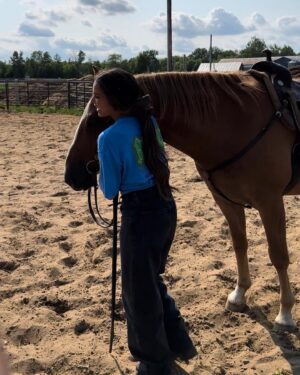 Alexandra Cosentino Instagram - #ᴘʜᴏᴛᴏᴅᴜᴍᴘ de pitous 🐴 
La dernière photo😅 jte jure j’me donne for real!!! ( le bleu man) 

Tank 🐴 le plus tannant des 3 bébés de 1350lbs ! 

#equestrainlife #ridingfreestyle #horseridersofinstagram