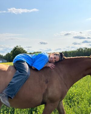 Alexandra Cosentino Instagram - #ᴘʜᴏᴛᴏᴅᴜᴍᴘ de pitous 🐴 
La dernière photo😅 jte jure j’me donne for real!!! ( le bleu man) 

Tank 🐴 le plus tannant des 3 bébés de 1350lbs ! 

#equestrainlife #ridingfreestyle #horseridersofinstagram