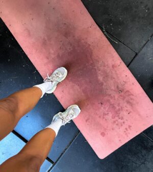 Alexandra Cosentino Instagram - « Alex, comment ça va? »

On m’a posé cette question dernièrement & j’ai éclaté en sanglots. Les derniers mois furent plus intense que ce que je réussi à mettre en ligne… 

Pourquoi est-ce que je garde pour moi ce qui n’est pas « cute » à montrer de la Journey Bahamas?

Des réflexions que j’adresse à moi-même, lately.

J’ai réalisé que j’avais peut-être pas envie d’avoir l’air:
Faible?
Princesse?
Non-Grateful?
Impatiente?
Lourde?
Non inspirante?
Incohérente?
Lâche, wack, gossante …name it 
[…]
Autres synonymes de ce qui pour moi n’est pas « moi » as I use to be, selon ce que mon cher ego a envie de prôner!

Mais, si nous sommes tous les jours de nouvelles personnes sans quoi nous n’évoluerions pas [Wayne Dyer ici] pourquoi est-ce que je m’attend à être celle que j’étais dans un pays où même les vibrations énergétiques sont loin de ressembler à d’où je proviens? [A.K. Murray ici]

Je suis tannée, attention ‼️ les choses vont changer ‼️

Tu me demande: « Alex, comment ça va? »
La vérité: 
« All over the place girl, so so… c’est clairement plus difficile que ce à quoi je m’attendais…je parle uniquement de moi ici »

Je dois embrasser mes propres enseignement et arrêter d’être le « cordonnier mal chaussé » .
✔️ La vulnérabilité affichée, c’est la plus belle force qui soit parce que quand tu te permets de l’Être, ça indique que tu es dans la foi versus dans la peur. 

Bienvenu dans mon nouvel ère d’expression. 

Merci à toutes celles qui m’ont « réveillé »  a m’exprimer🖤

#instagramvsreality #howareyoureally