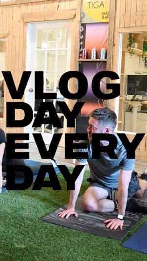 Alexandra Cosentino Instagram - Cours de yoga présenté par @alexandracos_ 🧘🏻‍♀️ Le P est clairement trop vieux pour ça 😂👴 #yoga #fitness #beachdayeveryday #vlogdayeveryday