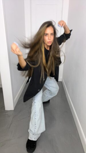 Alexandra Cosentino Instagram - Are you a virgin de botox capillaire? 🫧
TADAM @hairbymeve 
Est-ce que j’ai besoin vraiment de te convaincre d’essayer ça et d’être aussi constante via la récurrence ✔️
1 botox par trimestre / J’en fait 4 par années! 

Merci Marie 🖤 

#amen #hairgrowth #saltyhair