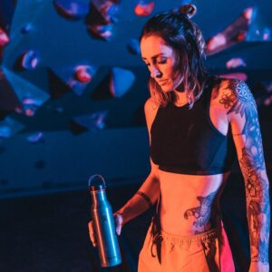 Alexandra Johnson Instagram - Tried to get a gym thirst trap but got photobombed by my two favorite people. Honestly they’re the thirst traps anyway. 😍 @melinacostanza @allisonvest 

📸 @dizzyfilms_ 
@hydroflask #ambassador