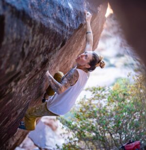 Alexandra Johnson Instagram - VANTABLACK V13/8B ⚔️🖤

📸 @breesframes 

@evolv_worldwide @tensionclimbing @trangoclimbing @mountainhardwear @athleticbrewing @hydroflask @rhinoskinsolutions @organicclimbing @risebrewingco @frictionlabs @gainful
