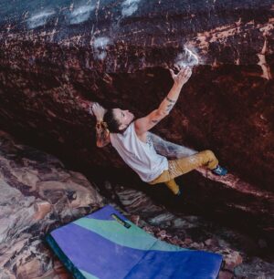 Alexandra Johnson Instagram - VANTABLACK V13/8B ⚔️🖤

📸 @breesframes 

@evolv_worldwide @tensionclimbing @trangoclimbing @mountainhardwear @athleticbrewing @hydroflask @rhinoskinsolutions @organicclimbing @risebrewingco @frictionlabs @gainful