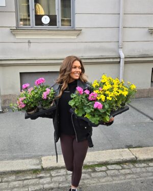 Alexandra Joner Instagram - En som fikk overtenning hos plantasjen 🙈🌼🌻🌷⚘️🪻🌹🌺