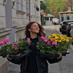 Alexandra Joner Instagram - En som fikk overtenning hos plantasjen 🙈🌼🌻🌷⚘️🪻🌹🌺