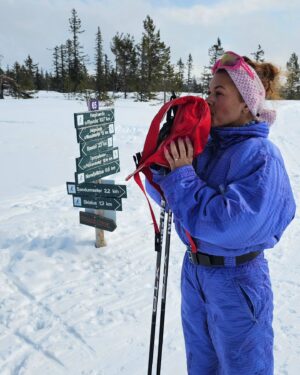 Alexandra Joner Instagram - Påsken er her, og vi starter med en langrennstur som definitivt ikke var min idé. Han mener visst at "ekte nordmenn går på ski" - jeg mener, er det ikke nok å like brunost🤷🏽‍♀️ De to siste bildene sier alt: meg dratt av sted av en altfor ivrig mann 🤣 og meg flat i snøen som er strandet utslitt sel 🦭