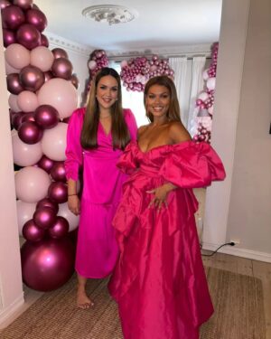 Alexandra Joner Instagram - Why be basic when you can be extra! 
Helgens bursdagsbash var rett og slett legendarisk! Det startet med et rosa vorspiel. Med masse ballonger, verdens beste cupcakes og @rmabeauty morsmelk. Blir ikke bedre enn det 😅. Så gikk ferden videre til @punkroyale.oslo
som var som å spise middag på en russebuss. For å så avslutte det hele på @davideriksen vinbar ❤️