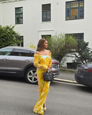 Alexandra Joner Instagram - Inneklemt fredag ✨️