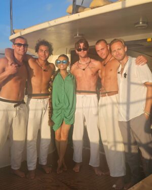 Alexandra Joner Instagram - Var en liten tur innom Love Island og tok med meg en bombshell til gutta 💚