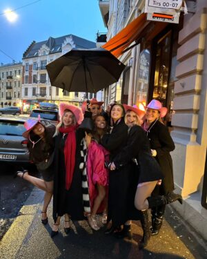 Alexandra Joner Instagram - Why be basic when you can be extra! 
Helgens bursdagsbash var rett og slett legendarisk! Det startet med et rosa vorspiel. Med masse ballonger, verdens beste cupcakes og @rmabeauty morsmelk. Blir ikke bedre enn det 😅. Så gikk ferden videre til @punkroyale.oslo
som var som å spise middag på en russebuss. For å så avslutte det hele på @davideriksen vinbar ❤️