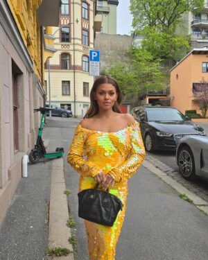 Alexandra Joner Instagram - Inneklemt fredag ✨️