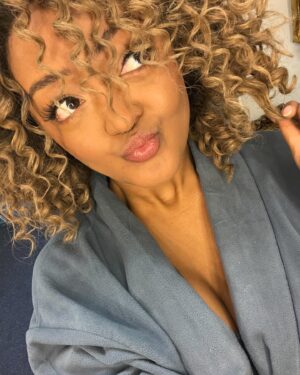 Alexandra Mardell Instagram - I’ll be blonde for quismois 💛