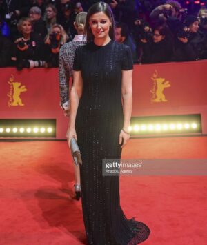 Alexandra Maria Lara Instagram - Die Berlinale ist seit gestern eröffnet ✨. Vielen Dank für den schönen Abend  @berlinale und vielen Dank an @ralphlauren für das wunderschöne Kleid 🤍, @chackachang & @loewscommunications für die großartige Unterstützung 🙏🏻. …19 Filme laufen im Wettbewerb und ich freue mich sehr darauf, die nächsten Tage im Kino zu sitzen! #ilovecinema 📸 @gettyimages