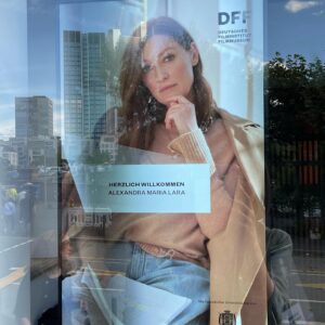 Alexandra Maria Lara Instagram - Ich durfte mir für die Carte-Blanche-Filmreihe 10 Filme aussuchen, die mich besonders geprägt und beeinflusst haben und die im September im Kino des @dff.film in Frankfurt gezeigt werden. Es war für mich eine persönliche Filmreise in die Vergangenheit und so wird beispielsweise am 14.9. um 18.00 Uhr BERLIN IS IN GERMANY von Hannes Stöhr gezeigt, in dem mein Vater an der Seite von Jörg Schüttauf spielt. Gestern waren wir zu Besuch in Frankfurt und haben einen wunderbaren Nachmittag und Abend an der Seite von Menschen verbracht, die Film genauso lieben wie wir. Vielen, lieben Dank @dff.film @freunde.dff @eharrington101 und  @ursspoerri , für unser schönes Gespräch und die Begeisterung für’s Kino ❤️