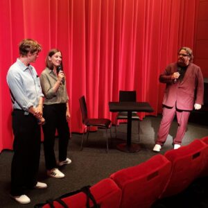 Alexandra Maria Lara Instagram - Ich durfte mir für die Carte-Blanche-Filmreihe 10 Filme aussuchen, die mich besonders geprägt und beeinflusst haben und die im September im Kino des @dff.film in Frankfurt gezeigt werden. Es war für mich eine persönliche Filmreise in die Vergangenheit und so wird beispielsweise am 14.9. um 18.00 Uhr BERLIN IS IN GERMANY von Hannes Stöhr gezeigt, in dem mein Vater an der Seite von Jörg Schüttauf spielt. Gestern waren wir zu Besuch in Frankfurt und haben einen wunderbaren Nachmittag und Abend an der Seite von Menschen verbracht, die Film genauso lieben wie wir. Vielen, lieben Dank @dff.film @freunde.dff @eharrington101 und  @ursspoerri , für unser schönes Gespräch und die Begeisterung für’s Kino ❤️