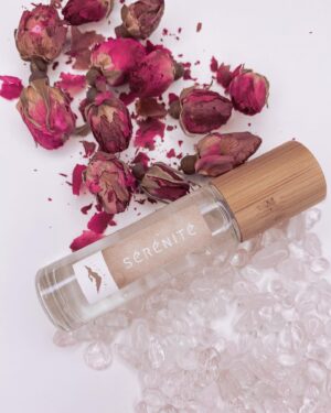 Alexandra Stellini Instagram - Ce soir 18h a lieu officiellement l’ouverture d’un projet qui me tient à coeur depuis un moment. Durant la pandémie m’est venu l’idée de lancer une gamme de produits naturels pour notre bien-être. Comme vous savez je suis passionnée de tout ce qui a trait au développement de l’humain et aussi à sa santé. Les huiles essentielles font parties de ma vie depuis un moment et j’ai découvert le pouvoir de l’aromathérapie sur notre état émotionnel❤️avec l’aide de @highcarecosmetic nous avons donc élaboré 4 huiles thérapeutiques ayant chacune leurs propriétés : méditation, sérénité, antidote et Énergie✨Chaque flacon contient une pierre précieuse spécifique à l’effet que l’on désirait créer. Puis finalement nous avons fait un petit rituel de pleine lune en les exposant durant la nuit à la lumière de pleine lune pour recharger les pierres et aussi mettre des intentions de guérison 🙏🏽vous pouvez maintenant vous les procurer sur ma boutique en ligne sur Etsy, le lien est dans ma bio❤️🎉