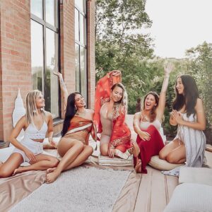 Alexandra Stellini Instagram - Notre premier goddess circle samedi dernier a été un succès!✨❤️ @_purelyjulie a organisé ça en l’honneur de la pleine lune (qui a en fait lieu aujourd’hui même). C’est quoi un cercle de goddesses? Un safe space où avec plusieurs femmes on s’est réuni pour honorer notre féminin divin, méditer, définir ce que l’on désirait partir et manifester pour le mois d’août. Parce que le monde a été trop longtemps plongé dans une énergie masculine, ce qui évidemment a créé un débalancement. L’énergie féminin se trouve en chacun de nous peu importe notre sexe. L’énergie féminine c’est lorsque l’on se tourne vers notre intérieur, c’est l’intuition, nos émotions, l’empathie. L’énergie féminine c’est la source de toute création, nous avons le pouvoir de créer la vie ce qui est extrêmement puissant! Il est maintenant temps de rééquilibrer l’énergie en redécouvrant cette partie de nous qui ne demande qu’à être honorée🙏🏽