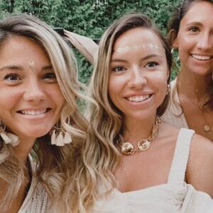 Alexandra Stellini Instagram - Réunion de goddesses qui mangent des sushis végan (swipe au 3ième vidéo pour découvrir les bests sushis🤤) ❤️ j’aimerais prendre un ptit moment pour vous parler d’un nouveau restaurant que nous avons récemment découvert @ohanasushivegan ✨ un restaurant sur Mont-royal qui vaut absolument la peine d’être connu! Vous pouvez ausssi commander en ligne ou bien sur ubereats❤️ ps: les photos et vidéos ont été pris durant la fête de @_purelyjulie et crime qu’on a eu du fun! C’est fou les personnes que la vie peut mettre sur notre chemin parfois, je suis juste tellement reconnaissante d’avoir trouvé my soul family. Ces femmes m’inspirent tellement jour après jour et je trouve ça beau de nous voir évoluer ensemble✨grateful