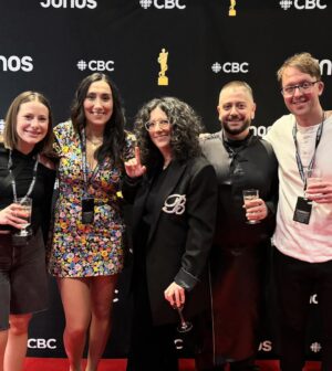 Alexandra Stréliski Instagram - Ouf. Junos week-end is finished. 😅 Didn’t win anything this time but I got to connect with wonderful artists I love and respect and I had a blast with my team. And that is what it’s ALL about. 🙌 @allisonrussellmusic , @teganandsara, @_aysanabee_, @williamprince, @charlottecardin, @elisapie, @sing.with.mi, @shawneekish, @lisaleblancyo, @jdutchermusic 🫶🏻

Je suis aussi fière d’avoir pu rendre hommage à un des artistes les plus aimé du Québec et d’avoir ajouté un peu de notre culture dans ce grand gala canadien. Des mondes quand même bien différents les uns des autres. 

Un gros merci à @maisonsimons (un autre pilier du Québec) qui m’a habillée tout le week end et à @vangiroux qui l’a rendu possible. 

Maintenant un saut à la maison et puis de retour sur la route. On se voit cette semaine Sherbrooke. ❤️✨❤️
