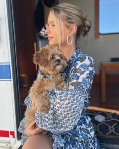 Alexandra Beaton Instagram - Looking for treats #Ride