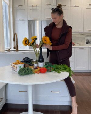 Alexandra Beaton Instagram - 🥦🥔harvest season 🍅🥕 

outfit gifted by @mpgsport a sustainable, Canadian activewear brand and certified B corporation 🧡 #MPGonMe