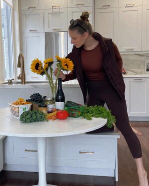 Alexandra Beaton Instagram - 🥦🥔harvest season 🍅🥕 

outfit gifted by @mpgsport a sustainable, Canadian activewear brand and certified B corporation 🧡 #MPGonMe