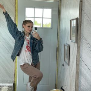 Alexandra Beaton Instagram - “The afterlife is a treacherous journey for punk icon Viv Vacious, who finds herself fending off a limb-collecting gang and a suicide cult in this neo-noir thriller from Toronto’s Butler Brothers” - @edmontonjournal 

@purgatoryjackmovie is starting to make the festival rounds and I could not be more excited! Everything about filming this was a (darkly funny and perfectly twisted) dream. 🖤⚡⏰