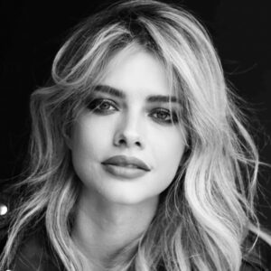 Alexandra Dinu Instagram - Riesci a ricordare chi eri prima che il mondo ti dicesse chi dovresti essere ?