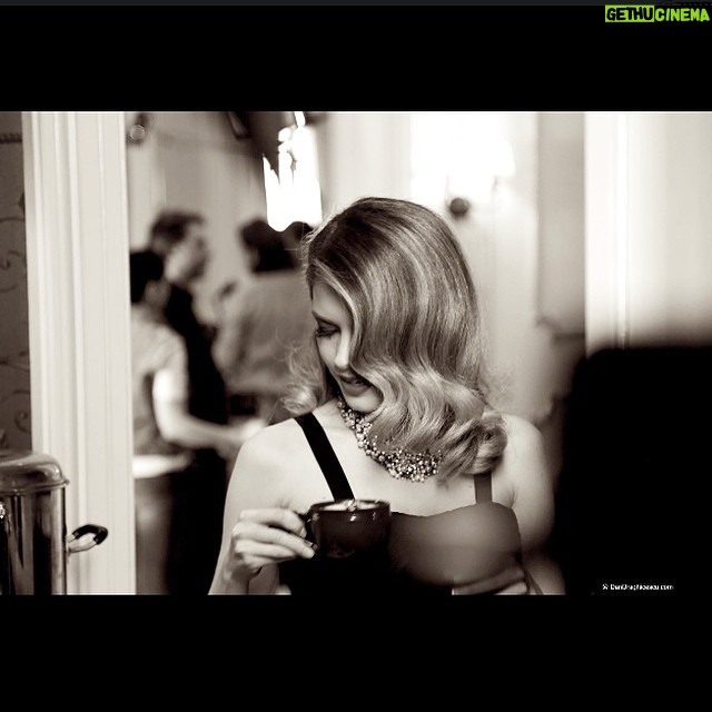 Alexandra Dinu Instagram - Let’s take a coffee break ! #onset