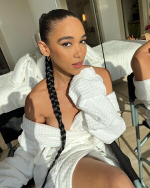 Alexandra Shipp Instagram - /fē•ling/

conscious recognition

a wind 
my mind settles to the breeze 
i inhale 
filling my chest with presence 
I exhale 
letting go of the dark side of my ego 
i am here 
allowing the moment 
allowing my heart to just beat 
in moments when i am reeling
i focus on this feeling 

💄💇🏽‍♀️ @makeupbynkc

#whereisthedress