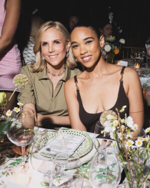 Alexandra Shipp Instagram - a night in Miami with the wonderful smart funny compassionate talented and LEGENDARY @toryburch 🌴

💄💇🏽‍♀️ @makeupbynkc 
👗 @toryburch