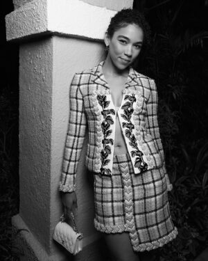 Alexandra Shipp Instagram - night before with @chanelofficial 🥰 

💄 @danadelaney 
💇🏽‍♀️ @larryjarahsims 
👗 @chanelofficial