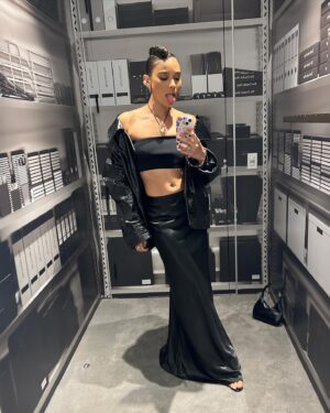 Alexandra Shipp Instagram - a night with @thefrankieshop 🖤

👗 @mandelkorn X @thefrankieshop 
💄 @danadelaney 
💇🏽‍♀️ @milesjeffrieshair
