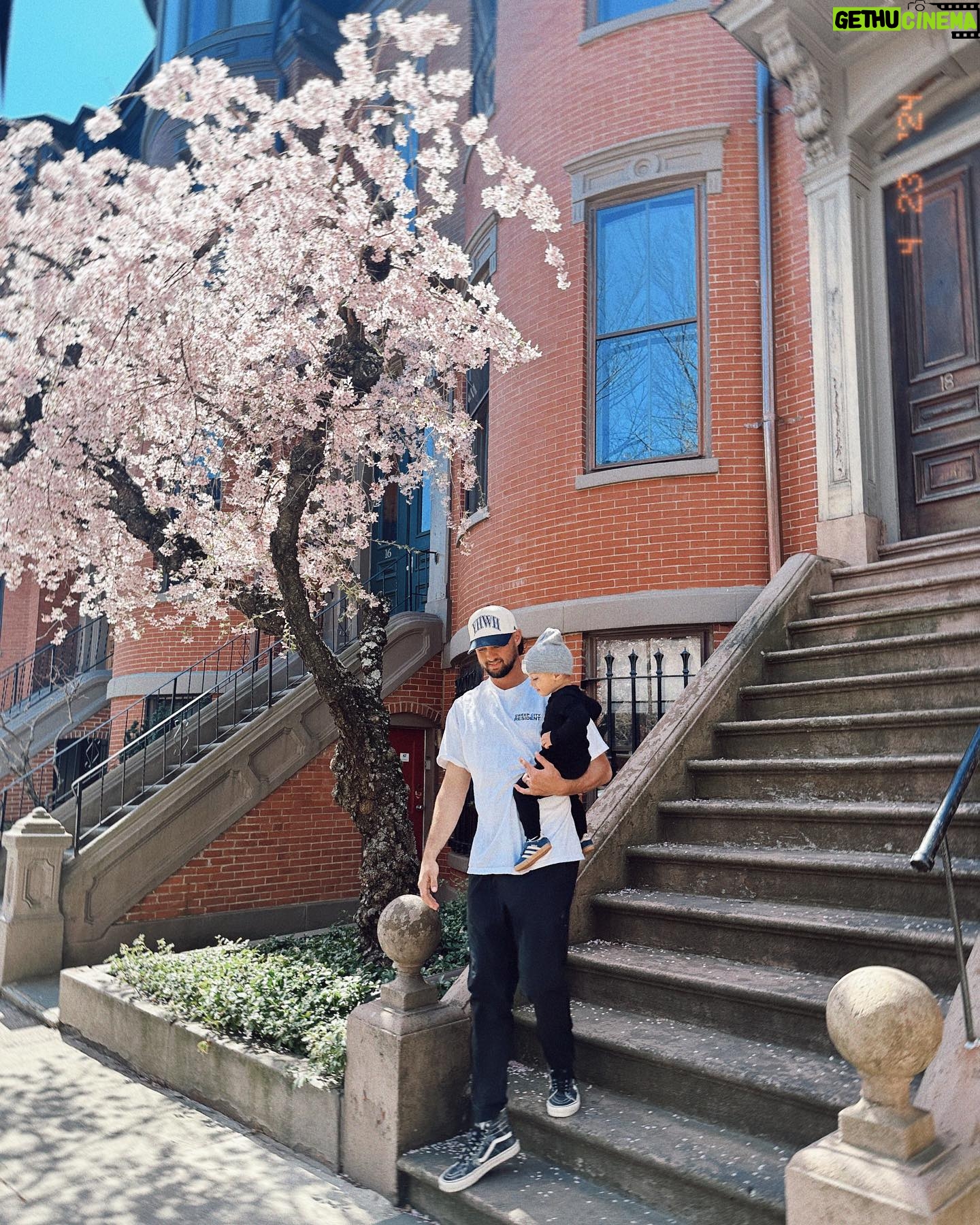 Alexandria DeBerry Instagram - Boston in the spring might be even more magical than the fall 🫶🏼🌸🌤️