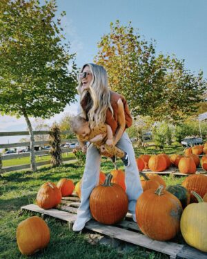 Alexandria DeBerry Instagram - giving thanks with our whole heart 🤎 psalm 9:1 | happy thanksgiving!