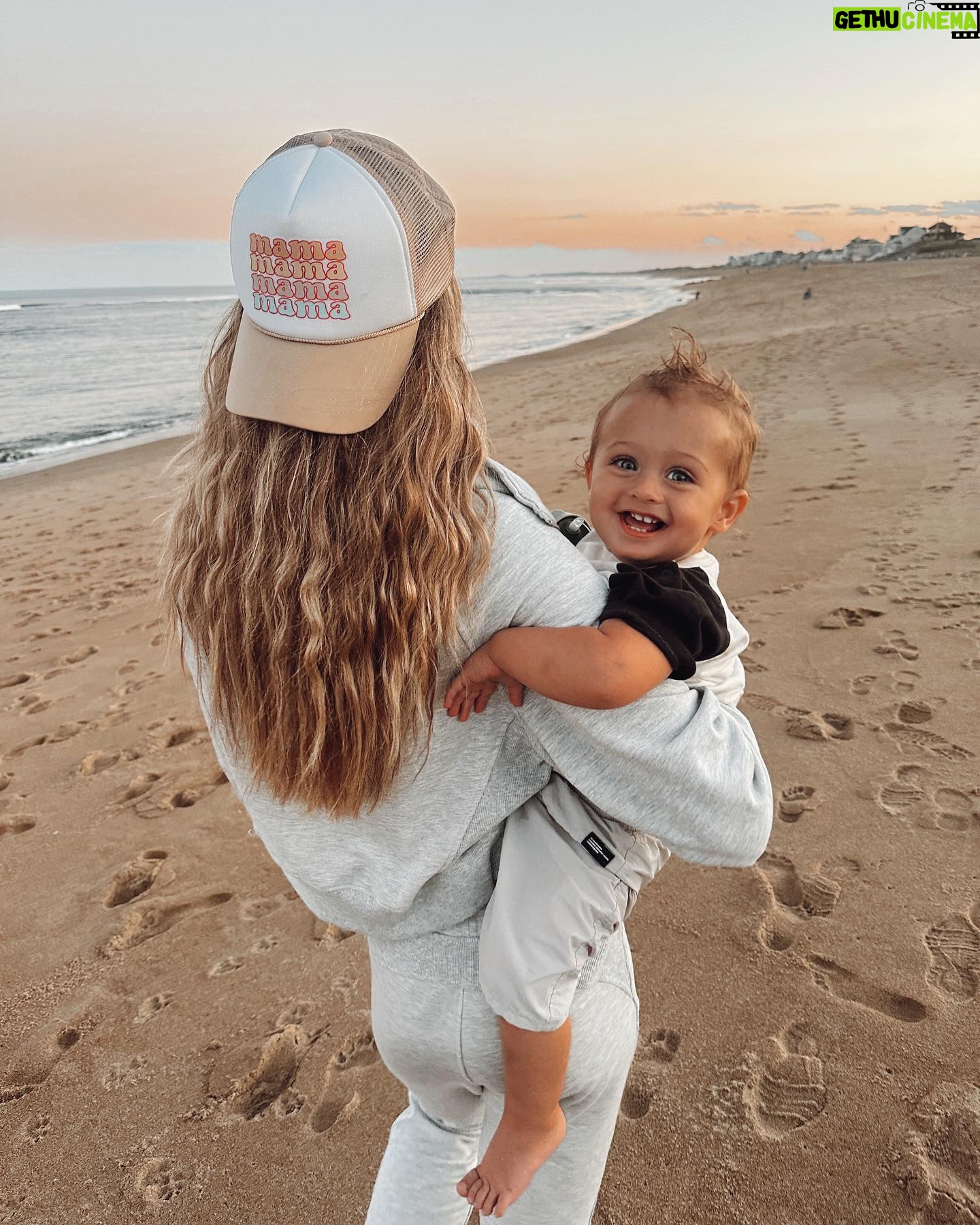 Alexandria DeBerry Instagram - a birthday at the beach with my biggest blessings π«ΆπΌπ
