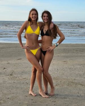 Alexis Arnold Instagram - I miss summer already. I love hanging at the beach with my best friends.

#friendship #friends #swimsuit #beach #coast #coastline #bestfriends #boyfriend #girlfriend #summer #imisssummeralready #models #actors #hotties #hot #hotmodel #hotguysofinsta #hotgirlsofinstagram #bikini #love #happiness #sunshine #beautiful #instalove #instagram #photography #fun
