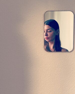 Algı Eke Instagram - Who’s the fairest of them all🖤 #mirrormirror #humor