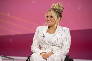 Ali Stroker Instagram - Loved so much being on the @todayshow this morning chatting about Richard III which is now streaming on @pbs #greatperformances !!! 

And a special thank you to @katnejatbeauty and @madisonguest for my glam and styling! You made this mama feel so good! 

📸: @photonate
