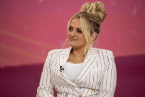 Ali Stroker Instagram - Loved so much being on the @todayshow this morning chatting about Richard III which is now streaming on @pbs #greatperformances !!! 

And a special thank you to @katnejatbeauty and @madisonguest for my glam and styling! You made this mama feel so good! 

📸: @photonate